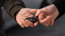 Мастер из Долинска угнал автомобиль знакомого клиента