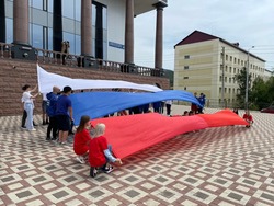 Акция в честь Дня Государственного флага объединила молодежь в Южно-Сахалинске