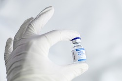 Добровольцев для исследования новой вакцины от коронавируса наберут в России. Дата