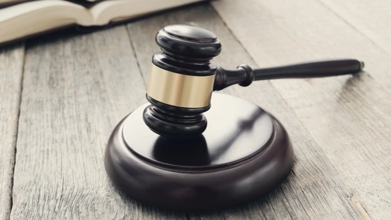 Мужчину осудили за публичное оскорбление полицейского в Холмске