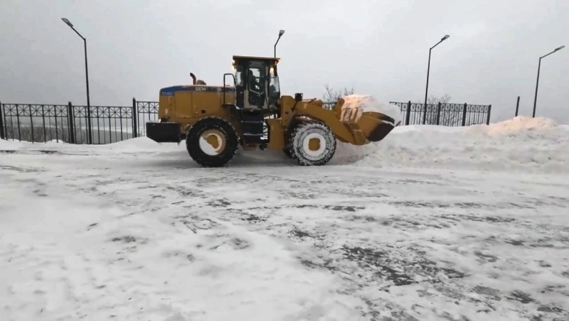 Целый автопарк спецтехники задействовали на Кунашире для уборки снега