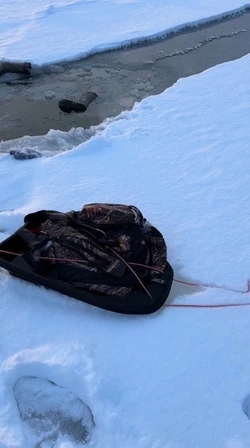 Очевидцы сообщили об утонувшем рыбаке в Долинском районе