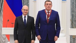 Мэр Невельска Алексей Шабельник поздравил Валерия Лимаренко с заслуженной наградой