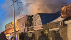 Очевидцы: магазин «Мясной двор» загорелся в Южно-Сахалинске