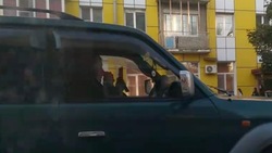 «Едет и на ходу красится»: девушка с зеркальцем возмутила водителей в Южно-Сахалинске