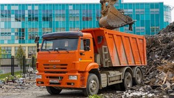 Горы строительного мусора возле школы в Южно-Сахалинске начали вывозить       
