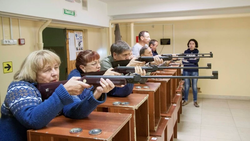 Пенсионеры Южно-Сахалинска состязались в пулевой стрельбе