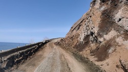 Дорогу на перевале Чехова в Холмском районе расчистили после схода оползня 5 апреля