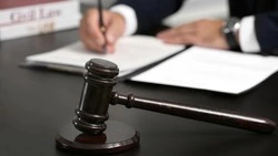 Житель Холмска получил условный срок за хулиганство в подъезде 