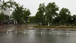 Стало известно, зачем перекрыли столбиками парковку в центре Южно-Сахалинска