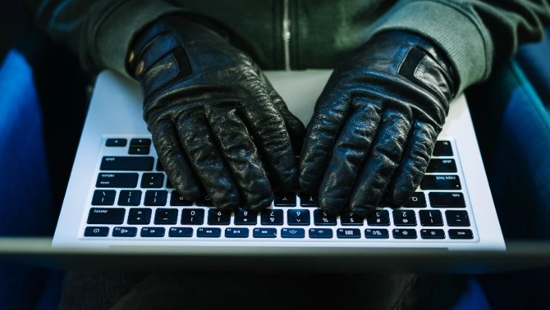 В Тымовском районе 19-летний парень украл у пенсионерки ноутбук за 7 тысяч рублей 