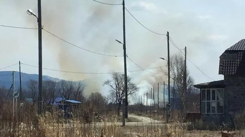 В пригороде Южно-Сахалинска — в Березняках и Новоалександровске — полыхают поля