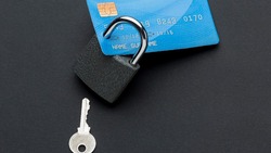 Женщина украла деньги с банковской карты пенсионера в Поронайском районе 