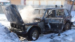 Пожарные потушили автомобиль в Южно-Сахалинске 10 апреля 