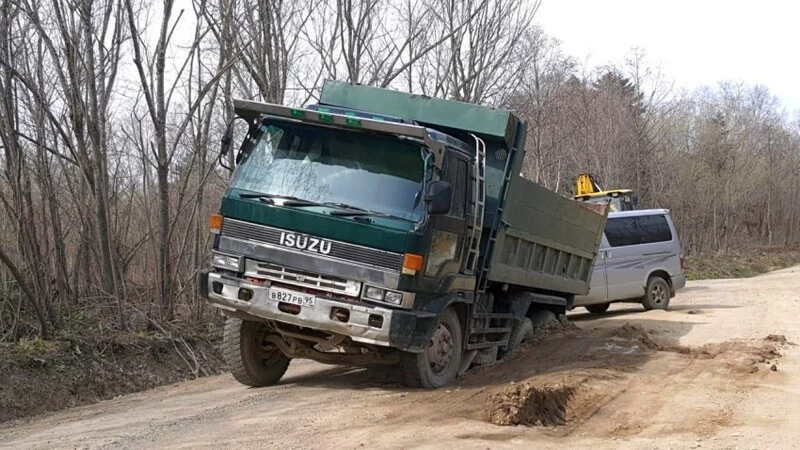 В Южно-Сахалинске большегрузы «раздавили» дорогу