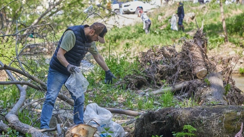 Более сотни мешков мусора собрали жители Южно-Сахалинска на побережье реки Уюновки