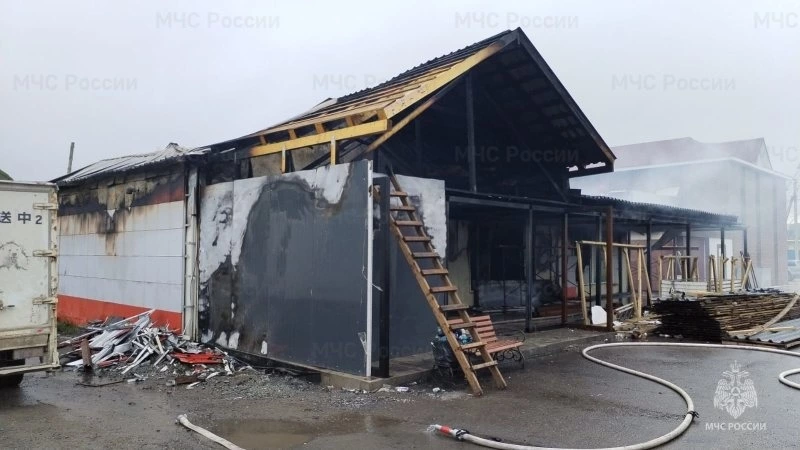 В селе Малокурильском сгорел пищевой цех магазина «Смак»