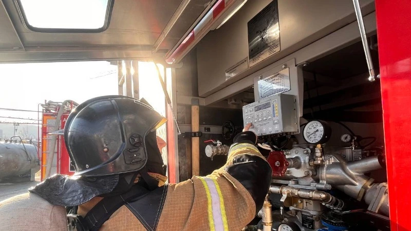 Свалка мусора вспыхнула возле трассы в Ногликах