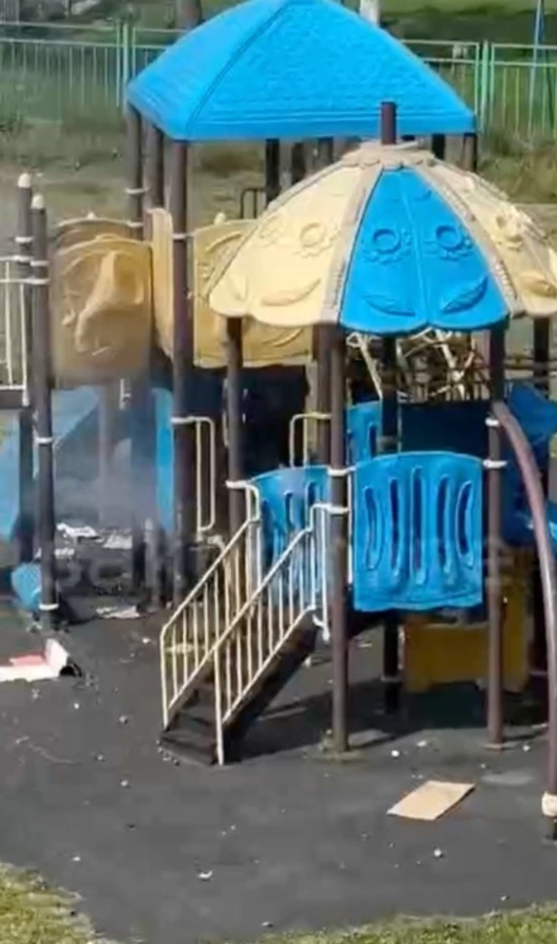 Дети разожгли костер на детской площадке в Поронайске 