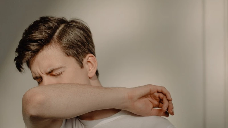 Врачи рассказали, как отличить ковидный кашель