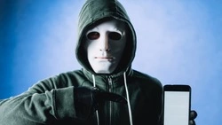 Двое пенсионеров с Сахалина без раздумий перевели мошенникам 300 тысяч рублей 