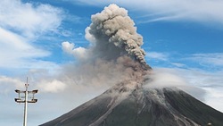 Вулкан Эбеко выбросил пепел на высоту два километра утром 2 ноября на Курилах