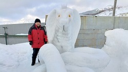 Житель Сахалина создал двухметровую королевскую кобру изо льда и снега