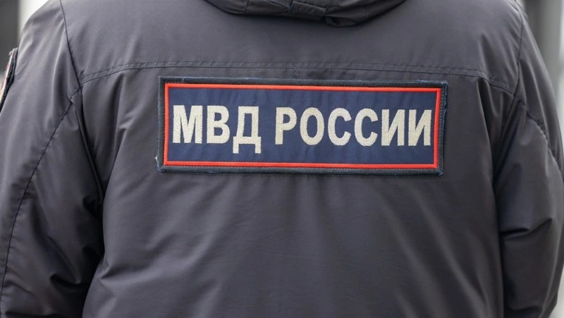 В Поронайске вызов к пьяному на пляже закончился избиением полицейского