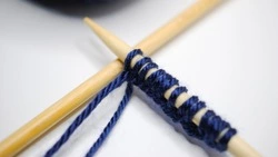 Женщины в Ногликах связали теплые носки для мобилизованных жителей Сахалина