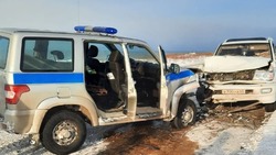 Водитель Land Cruiser врезался в полицейский автомобиль на Сахалине, есть пострадавшие