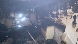 Спасатели эвакуировали пять человек из горящего дома в Невельском районе
