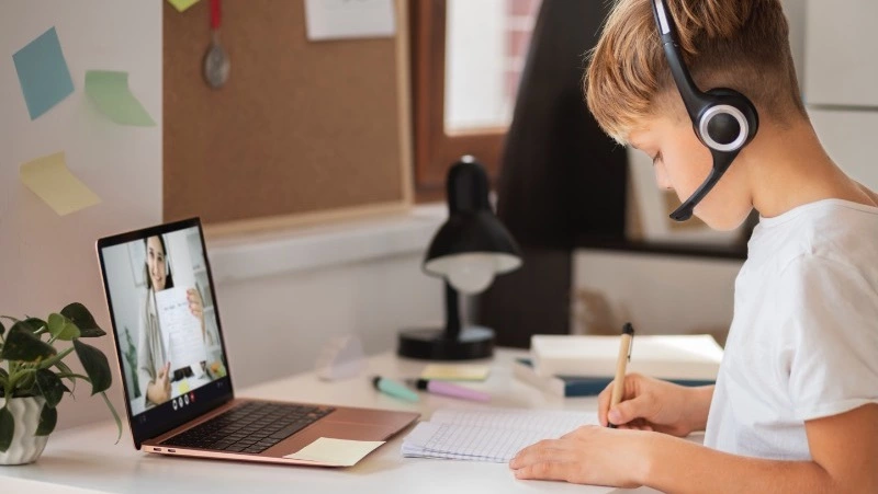 Учеников 1–8 классов в Охинском районе перевели на «дистанционку» из-за метели 