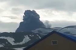 Вулкан Эбеко в Северо-Курильске устроил «эпичное шоу»