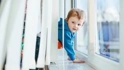 В сахалинском поселке Смирных из окна выпал ребенок