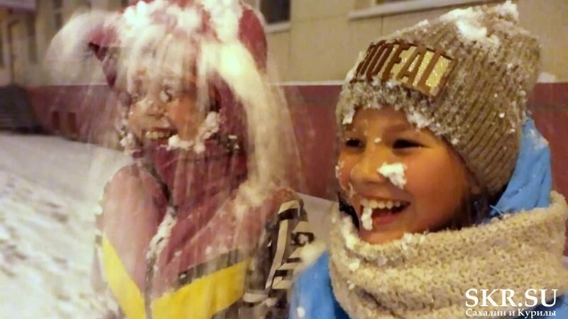 «Соскучились»: сахалинцы встретили первую метель снежками и «ангелами»