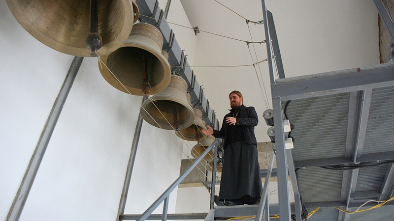 Сахалинским школьникам показали, как запустить колокольный звон на храме со смартфона