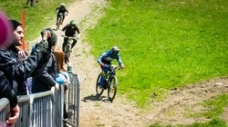 Маунтинбайкеры Сахалина открыли сезон крутым падением и разрезанной покрышкой