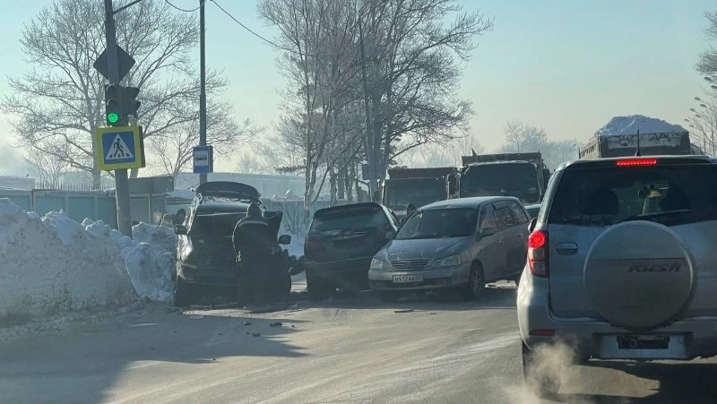 Авария с тремя автомобилями произошла на улице Железнодорожной в Южно-Сахалинске