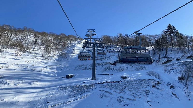 В Южно-Сахалинске мужчина спрыгнул с канатной дороги на горнолыжной трассе и сломал позвоночник