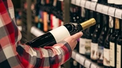 Россиянам разрешили подтверждать возраст при покупке алкоголя с помощью MAX