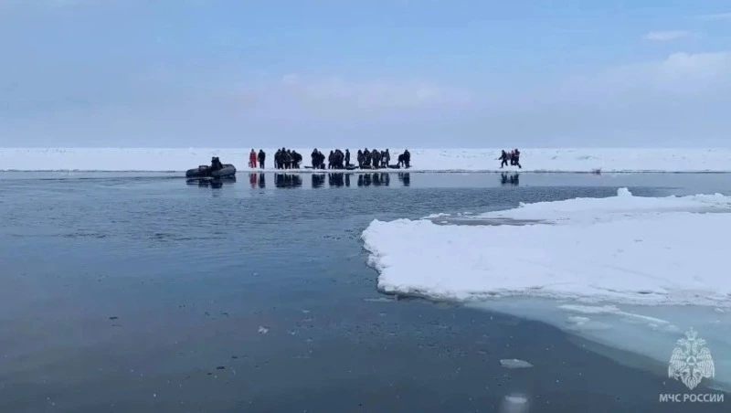 Десятки рыбаков вновь спасаются бегством у Стародубского - Центр внимания 05.02.26