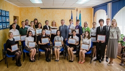 Лучшие школьники Южно-Сахалинска получили стипендии мэра