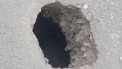 Глубокую яму нашли водители на трассе возле Корсакова