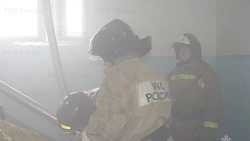 Неизвестный поджег детскую коляску в одном из подъездов Поронайска