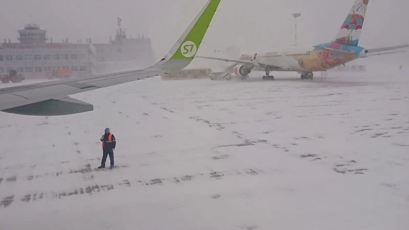 Аэропорт Южно-Сахалинска перестал принимать и выпускать самолеты из-за циклона