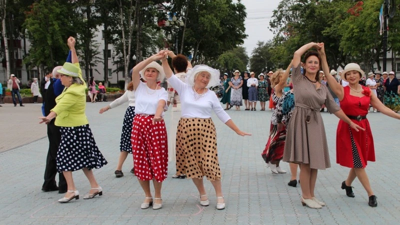 Жителей Корсакова познакомили с вальсом, полькой, блюзом и кадрилью