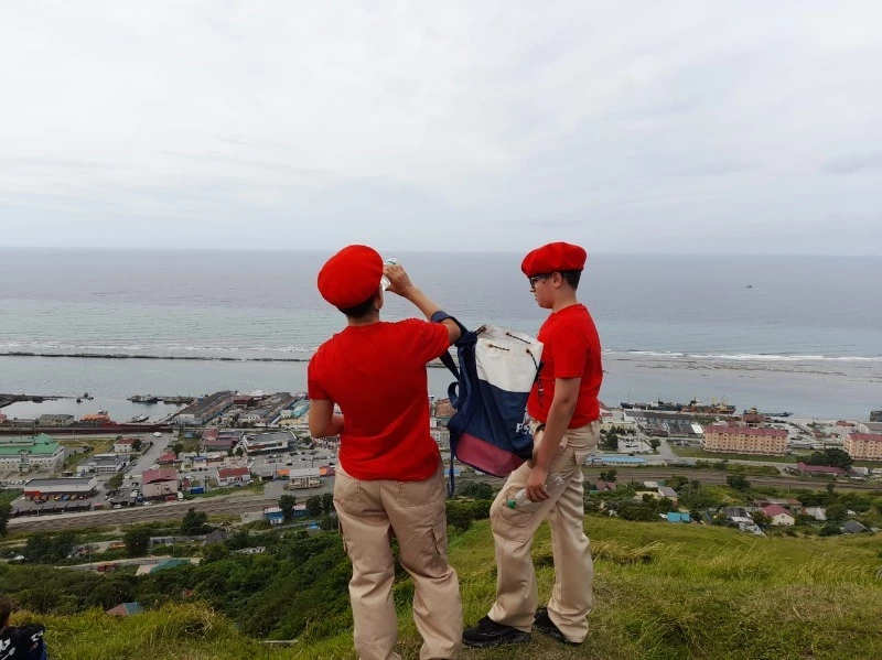 Государственный флаг России подняли на самой высокой точке Невельска