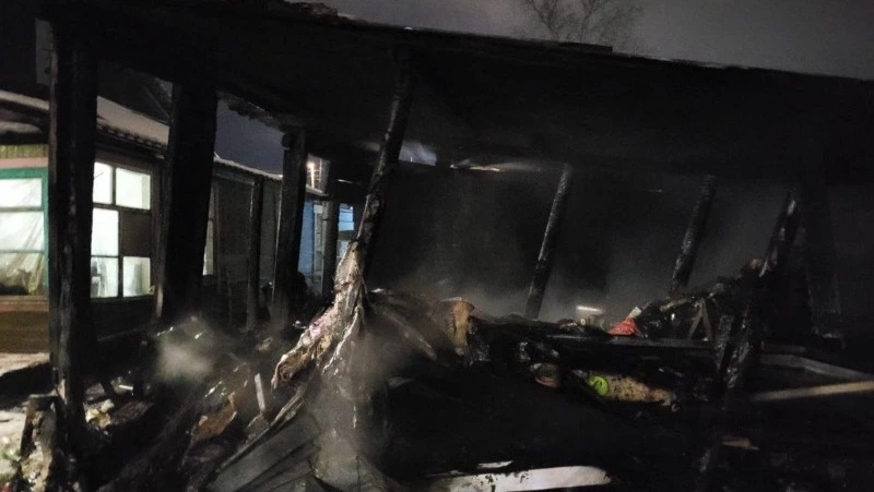 Десять пожарных потушили полыхающий сарай в Корсакове