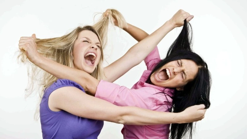 Пьяная девушка столкнула подругу с лестницы во время драки в Холмске