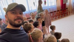 Ярослав Сумишевский спел вместе с воспитанниками детского сада на Сахалине